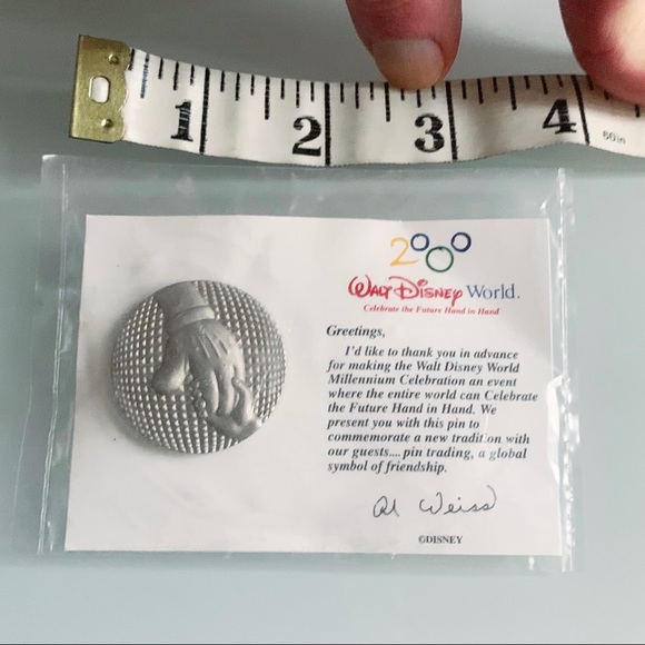 Celebrate The Future Hand In Hand - Walt Disney World Millennium Friendship Pin - Picture 3 of 8